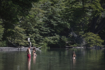 Bariloche, Argentina.- En las fotos tomadas el 23 de enero del 2024, miles de locales y turistas colman las playas lacustres de San Carlos de Bariloche durante la temporada de verano. El Servicio Meteorológico Nacional (SMN), emitió alertas amarillas por calor y temperaturas extremas para ocho provincias. El organismo meteorológico indicó que las áreas afectadas alcanzarán a todo el territorio de Tierra del Fuego y Río Negro, sur y oeste de Santa Cruz, este de Chubut, este de Neuquén y Mendoza, oeste de La Pampa y sur de Buenos Aires.