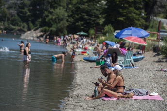 Bariloche, Argentina.- En las fotos tomadas el 23 de enero del 2024, miles de locales y turistas colman las playas lacustres de San Carlos de Bariloche durante la temporada de verano. El Servicio Meteorológico Nacional (SMN), emitió alertas amarillas por calor y temperaturas extremas para ocho provincias. El organismo meteorológico indicó que las áreas afectadas alcanzarán a todo el territorio de Tierra del Fuego y Río Negro, sur y oeste de Santa Cruz, este de Chubut, este de Neuquén y Mendoza, oeste de La Pampa y sur de Buenos Aires.