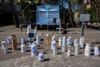 Neuquén, Argentina.- En las fotos tomadas el 17 de enero del 2024, militantes de movimientos sociales llevaron adelante una protesta en la ciudad de Neuquén para rechazar el precio "incontrolable" de la garrafa de gas, cuyo valor supera los 16.000 pesos (peso argentino) en algunos barrios de la capital provincial, afirmaron.