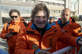 Rīo Gallegos.- In the photo taken on January 6, 2024, President Javiel Milei begins his journey to Antarctica, leaving the hotel greeting the people who were waiting for him. Foreign Minister Diana Monidno and Rafael Grossi, the director of the International Atomic Energy Agency (IAEA), accompanied the president in greetings.