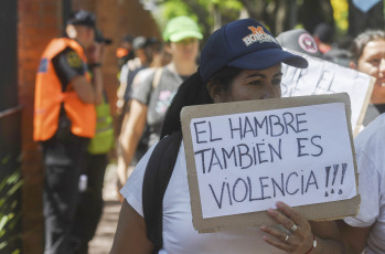 Buenos Aires, Argentina.- En las fotos tomadas el 15 de enero del 2024, la organización social "Somos Barrios de Pie" realiza una protesta frente a la Quinta de Olivos -residencia presidencial- en Buenos Aires, Argentina. Los manifestantes, reclaman de manera pacífica la entrega de alimentos para los comedores barriales, en medio de un importante despliegue de efectivos policiales.