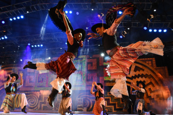 Córdoba, Argentina.- En la foto de archivo, el Festival Nacional de Folclore de Cosquín, una de las celebraciones más emblemáticas de la música tradicional argentina, llega a su 64° edición y promete nuevamente cautivar a los amantes del folklore. Del 20 al 28 de enero de 2024, la plaza Próspero Molina de la ciudad cordobesa se convertirá en el epicentro de la música, la danza y la cultura del país. La anticipación ha crecido con la presentación de la grilla de artistas, que se dio a conocer en la peña Boliche Balderrama, en la ciudad de Salta. Entre los principales animadores se encuentran figuras de renombre como Abel Pintos, Los Nocheros, Sergio Galleguillo, Los Tekis, Chaqueño Palavecino, Diego Torres, Los Palmeras, La Delio Valdez y Soledad.