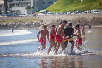 Mar del Plata.- En la foto tomada el 9 de enero de 2024, guardavidas, efectivos de Prefectura Naval Argentina (PNA) y de la policía bonaerense, personal de Defensa Civil y del Sistema de Atención Médica de Emergencias (SAME) de Mar del Plata desplegaron hoy un simulacro de rescate en el mar frente a la playa, en el que intervinieron embarcaciones, motos de agua, ambulancias y un helicóptero.