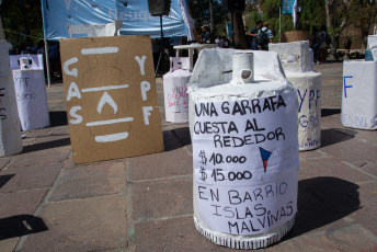 Neuquén, Argentina.- En las fotos tomadas el 17 de enero del 2024, militantes de movimientos sociales llevaron adelante una protesta en la ciudad de Neuquén para rechazar el precio "incontrolable" de la garrafa de gas, cuyo valor supera los 16.000 pesos (peso argentino) en algunos barrios de la capital provincial, afirmaron.