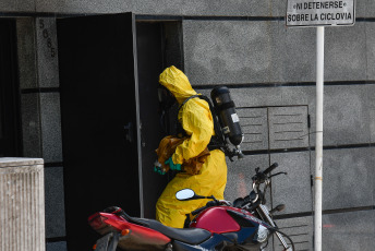 Buenos Aires.- En la foto tomada el 11 de enero de 2024, dos operarios de un laboratorio farmacéutico del barrio porteño de Mataderos debieron ser asistidos por el SAME este mediodía, tras el derrame de material tóxico, mientras que bomberos de la Ciudad de Buenos Aires procedieron a evacuar al resto del personal que se encontraba en el edificio sin que se registraran más afectados por el incidente, informaron fuentes policiales.