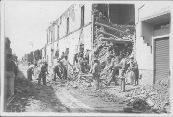 San Juan- In the archive photo, scenes from the earthquake. Read: A show will commemorate the 80th° anniversary of the earthquake of 1944 The earthquake of January 15, 1944 was the greatest tragedy that the Argentine people remember. About thousands of dead, of an even greater number of wounded (still uncertain data), and of the almost total destruction of a city. The effects also reached Córdoba, La Rioja, Mendoza and San Luis. Actually, the consequences of the earthquake were disproportionate compared to their intensity. They were endless seconds. The telluric movement was at 20.49 hours and reached 7.4 degrees magnitude on the Richter Scale and a maximum intensity of IX degrees on the modified Mercalli Scale. The epicenter was located 20 kilometers north of the city of San Juan, in the vicinity of the town of La Laja, in the department of Albardón.