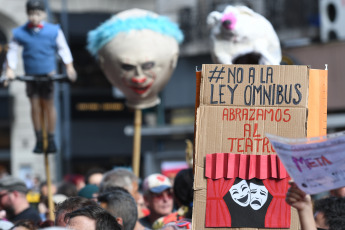 Buenos Aires- En la foto del 13 de enero de 2024, organizaciones del arte y la cultura protestaron frente al Instituto Nacional del Teatro. La protesta fue en contra del proyecto de ley que impulsa el Poder Ejecutivo Nacional y que prevé el cierre de dicho organismo, además de una fuerte reducción del financiamiento a las políticas de fomento al cine y la música.