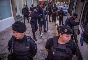 Mar de Ajó, Argentina.- En las fotos tomadas el 4 de enero del 2024, el fiscal a cargo de la investigación, Pablo Gamaleri, se hallaba en las oficinas judiciales de la localidad balnearia de Mar de Ajó, donde indagaba a los siete detenidos mayores de edad. Un nuevo sospechoso fue detenido como acusado de participar del crimen de Tomás Tello Ferreyra, el joven de 18 años asesinado a puñaladas por una patota en la localidad bonaerense de Santa Teresita. Mientras que cuatro de los siete mayores de edad aprehendidos se negaron a declarar ante el fiscal de la causa, informaron fuentes judiciales.