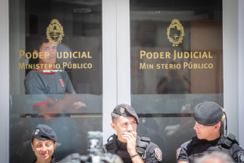 Mar de Ajó, Argentina.- En las fotos tomadas el 3 de enero del 2024, los ocho mayores de edad detenidos por el crimen deTomás Tello, el joven de 18 años asesinado a puñaladas en el balneario de Santa Teresita durante los festejos de Año Nuevo, se negaron a declarar ante el fiscal del caso en una jornada de indagatorias que se extendió hasta esta madrugada, informaron fuentes judiciales.