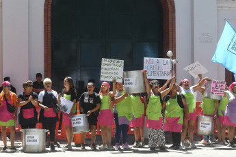 Buenos Aires, Argentina.- In the photos taken on January 15, 2024, the social organization "Somos Barrios de Pie" carries out a protest in front of the Quinta de Olivos -presidential residence- in Buenos Aires, Argentina. The protesters peacefully demand the delivery of food to neighborhood soup kitchens, amid a significant deployment of police officers.