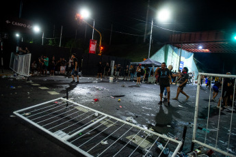 Buenos Aires- En la foto tomada el 6 de enero de 2024, incidentes durante el Recital de la Renga en las inmediaciones del estadio de Racing Club. uando el show de La Renga en el estadio de Racing entraba en la recta final de canciones, el público comenzó a entonar uno de esos cantitos que son frecuentes en recitales de rock, en el último tiempo: “El que no salta votó a Milei”. Fuera del estadio hubo corridas, algunos enfrentamientos con la Policía y hasta un personal de seguridad que arremetió con brutalidad contra un fan que lo increpó.