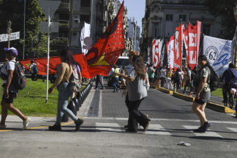 Buenos Aires, Argentina.- En las fotos tomadas el 24 de enero del 2024, trabajadores y militantes de las organizaciones sindicales nucleadas en la CGT y las dos CTA y de los movimientos sociales pertenecientes a la Unión de Trabajadores y Trabajadoras de la Economía Popular (UTEP), se concentran desde las 9:00 a.m. (hora local) en la Plaza de los Dos Congresos, como parte de una primera avanzada organizativa de lo que será la movilización de esta tarde contra el proyecto de ley de "Bases" y el DNU 70/2023.