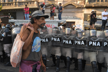 Buenos Aires, Argentina.- In the photos taken on January 31, 2024, members of the Gendarmerie and the Federal Police intervened to evict protesters from left-wing political groups and social organizations located in front of the National Congress, with the aim of free the public road that they had occupied as part of the protest against the projects promoted by the Government.