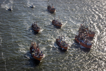 Mar del Plata, Argentina.- En las fotos tomadas el 27 de enero del 2024, la comunidad portuaria de la ciudad de Mar del Plata realizó una nueva edición de la procesión náutica de las tradicionales lanchas amarillas, en la que se homenajeó, como cada año, a los marineros muertos en naufragios, y se bendijeron los frutos de mar, para pedir por una buena pesca para 2024.