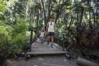 Bariloche, Argentina.- En las fotos tomadas el 18 de enero del 2024, argentinos visitan la ciudad turística de Bariloche en la temporada de verano. Con un 70 por ciento de ocupación hotelera registrada, la primera quincena de enero dejó en Bariloche un saldo turístico mejor del que empresarios y autoridades preveían, aunque no logró despejar la “preocupación” del sector privado por la forma en que continuará la temporada.