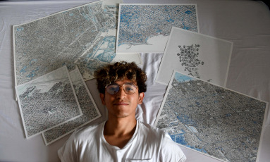 Buenos Aires, Argentina.- Con más de 30 mapas dibujados a mano alzada en tinta china bajo la técnica de perspectiva isométrica, el artista e ilustrador Abraham Gómez Reategui (foto) es viral en redes sociales gracias al trabajo que realiza, en el que combina su conocimiento de la cartografía y la arquitectura plasmando en papel los mapas de las ciudades más importantes de Argentina y otras del resto el mundo.