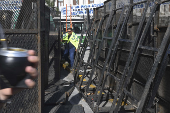 Buenos Aires, Argentina.- En las fotos tomadas el 24 de enero del 2024, trabajadores y militantes de las organizaciones sindicales nucleadas en la CGT y las dos CTA y de los movimientos sociales pertenecientes a la Unión de Trabajadores y Trabajadoras de la Economía Popular (UTEP), se concentran desde las 9:00 a.m. (hora local) en la Plaza de los Dos Congresos, como parte de una primera avanzada organizativa de lo que será la movilización de esta tarde contra el proyecto de ley de "Bases" y el DNU 70/2023.