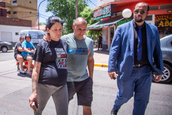 Mar de Ajó, Argentina.- In the photos taken on January 3, 2024, Samanta Ferreyra (left), mother of Tomás Tello. The eight adults arrested for the crime of Tomás Tello, the 18-year-old young man stabbed to death in the Santa Teresita spa during the New Year celebrations , refused to testify before the prosecutor in the case in a day of investigations that lasted until this morning, judicial sources reported.