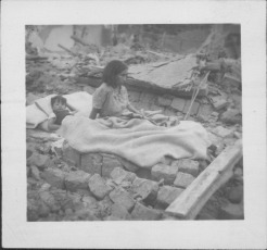 San Juan- En la foto de archivo, escenas del terremoto. Leé: Una muestra conmemorará el 80° aniversario del terremoto de 1944 El terremoto del 15 de enero de 1944 fue la mayor tragedia que recuerda el pueblo argentino. Estiman cerca miles de muertos, de una cifra aún mayor de heridos (datos aun inciertos), y de la destrucción casi total de una ciudad. Los efectos llegaron también a Córdoba, La Rioja, Mendoza y San Luis. En realidad, las consecuencias del sismo fueron desproporcionadas comparándolas con su intensidad. Fueron segundos interminables. El movimiento telúrico fue a las 20.49 horas y alcanzó 7,4 grados de magnitud en Escala Richter y una intensidad máxima de IX grados en la Escala Mercalli modificada. El epicentro se ubicó a 20 kilómetros al norte de la ciudad de San Juan, en las proximidades de la localidad de La Laja, en el departamento Albardón.