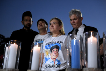 Buenos Aires, Argentina.- En la foto tomada el 18 de enero de 2024, Graciela Sosa, y su esposo, Silvino Báez, durante una concentración y misa interreligiosa en las escalinatas de la Facultad de Derecho de la Universidad de Buenos Aires (UBA), donde recordaron a su hijo Fernando Báez Sosa (18), el joven que fue asesinado a golpes hace cuatro años a la salida de un boliche de Villa Gesell por un grupo de rugbiers.