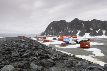 Antarctica- In the photo taken on January 6, 2024, the icebreaker ARA Almirante Irízar arrived on Saturday at the first Argentine Orcadas Antarctic base, in the framework of the Antarctic Summer Campaign (CAV)where he landed supplies and part of the new crew that will replace the outgoing and scientific staff, while retreating part of the crew that wintered this year in a three-hour operation. Located on Laurie Island, between Scotia Bay and Uruguay Bay, below the parallel 60° South that marks the entrance to the Argentine Antarctic Sector and more than 3,000 kilometers from the City of Buenos Aires, from where the Irízar departed, Orkney Base received ten new people who will winter and retreated another ten.