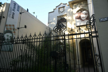 Buenos Aires, Argentina.- En las fotos tomadas el 25 de enero del 2024, muestra el Centro Ana Frank Argentina, que cumple su 15° aniversario. Menno Metselaar, miembro del equipo de la Anne Frank House de Ámsterdam, compartió que el centro Buenos Aires, se reinaugurará el próximo 12 de junio, día del nacimiento de la niña alemana de ascendencia judía en 1929, con la presentación de la renovación del museo.