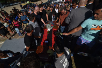 Santa Fe, Argentina.- En la foto de archivo del 16 de febrero de 2019, despiden los restos de Emiliano Sala en su ciudad Progreso, en Santa Fe, Argentina. Un accidente aéreo que conmovió al mundo del fútbol internacional y que generó un posterior conflicto económico entre dos instituciones europeas, impidió conocer si el futbolista Emiliano Sala podía cristalizar en el Reino Unido esas cualidades que había exhibido en la Liga I de Francia.