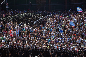 Buenos Aires, Argentina.- En las fotos tomadas el 24 de enero del 2024, manifestantes en la Plaza Congreso, con cortes parciales para el tránsito vehicular, en el marco del paro y movilización convocado por la CGT. Argentina vive su primera huelga general desde 2019, convocada por la principal central sindical del país, contra las amplias reformas impulsadas por el Gobierno del libertario Javier Milei.