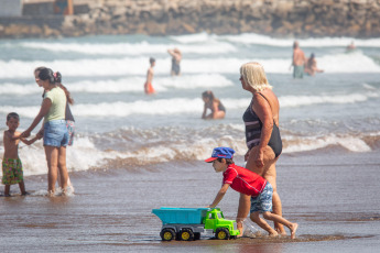 Mar del Plata, Argentina.- In the photos taken on January 2, 2024, tourists enjoy the beaches of Mar del Plata. In 2020, only 3,685,937 people visited the city of Mar del Plata. In 2021, post-pandemic, income rebounded and reached records similar to 2004: 6,644,442 tourists. By 2022, the figure rose to 8,853,245 and set the bar high. The following year, La Feliz broke its own record again: in 2023, it received 9,013,380 people and, in the last three years, it tripled the number of tourists.