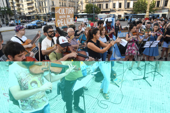 Buenos Aires.- In the photo taken on January 11, 2024, different sectors of culture reqalizan a "Musicazo" today in the Congress Square, to warn about the negative impact on the sector with the modifications included in the law "Bases y Puntos de Partida para la Libertad de los Argentinos", given that "it includes the disfinancing of the National Institute of Music (Inamu) and the elimination of the National Arts Fund (FNA)".