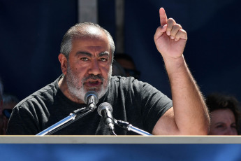 Buenos Aires, Argentina.- En la foto tomada el 24 de enero de 2024, el cosecretario general de la CGT Héctor Daer reclamó hoy a los diputados nacionales que "no actúen agazapados en la oscuridad, miren al pueblo a la cara" y rechacen el DNU y la ley "Bases" promovidas por el Gobierno de Javier Milei, tras lo cual advirtió que desde la central obrera "vamos a seguir la lucha y no vamos a dar un paso atrás hasta que caigan" esas medidas.