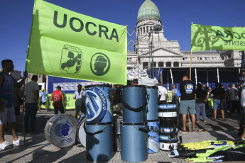 Buenos Aires, Argentina.- In the photos taken on January 24, 2024, workers and activists of the union organizations grouped in the CGT and the two CTA and the social movements belonging to the Union of Workers of the Popular Economy ( UTEP), they gather from 9:00 a.m. (local time) in the Plaza de los Dos Congresos, as part of a first organizational advance of what will be this afternoon's mobilization against the "Bases" bill and DNU 70/2023.