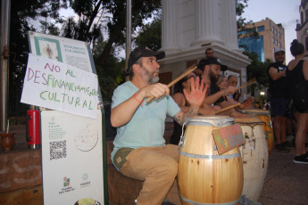 Buenos Aires, Argentina.- En las fotos tomadas el 3 de enero del 2024, vecinos de la ciudad de Buenos Aires y de otras partes del pais, se manifestaron con cacerolazos en diversos puntos de esta capital, mientras se replicaban protestas en otras zonas del país contra el Decreto de Necesidad y Urgencia (DNU) de desregulación económica y la ley ómnibus del gobierno de Javier Milei.