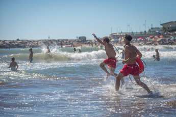 Mar del Plata.- En la foto tomada el 9 de enero de 2024, guardavidas, efectivos de Prefectura Naval Argentina (PNA) y de la policía bonaerense, personal de Defensa Civil y del Sistema de Atención Médica de Emergencias (SAME) de Mar del Plata desplegaron hoy un simulacro de rescate en el mar frente a la playa, en el que intervinieron embarcaciones, motos de agua, ambulancias y un helicóptero.