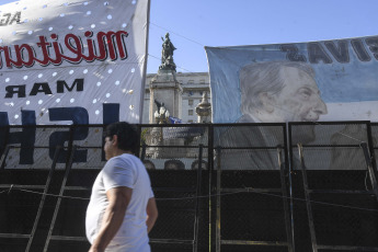 Buenos Aires, Argentina.- En las fotos tomadas el 24 de enero del 2024, trabajadores y militantes de las organizaciones sindicales nucleadas en la CGT y las dos CTA y de los movimientos sociales pertenecientes a la Unión de Trabajadores y Trabajadoras de la Economía Popular (UTEP), se concentran desde las 9:00 a.m. (hora local) en la Plaza de los Dos Congresos, como parte de una primera avanzada organizativa de lo que será la movilización de esta tarde contra el proyecto de ley de "Bases" y el DNU 70/2023.