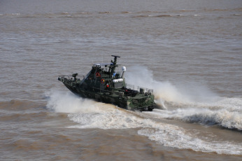 Santa Fe.- En la foto tomada el 9 de enero, 2024, la embarcación Toba de la Prefectura Naval Argentina (PNA) comenzará a patrullar la zona de la Hidrovía frente a la ciudad santafecina de Rosario con el objetivo de combatir el narcotráfico, informó hoy el Ministerio de Seguridad de la Nación.