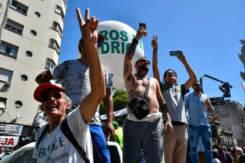 Buenos Aires, Argentina.- En las fotos tomadas el 24 de enero del 2024, manifestantes en la Plaza Congreso, con cortes parciales para el tránsito vehicular, en el marco del paro y movilización convocado por la CGT. Argentina vive su primera huelga general desde 2019, convocada por la principal central sindical del país, contra las amplias reformas impulsadas por el Gobierno del libertario Javier Milei.