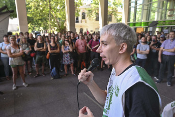 Buenos Aires, Argentina.- In the photos taken on January 17, 2024, workers from the National Council for Scientific and Technical Research (Conicet) hold an "assembly and noise" at the Scientific Pole to denounce "dismissals" in the administrative sector. The organizations that represent researchers complain against the adjustment in the Council, which did not resolve to give the results of scholarships or promotions until the new budget is approved.