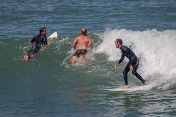 Mar del Plata, Argentina.- In the photos taken on January 2, 2024, tourists enjoy the beaches of Mar del Plata. In 2020, only 3,685,937 people visited the city of Mar del Plata. In 2021, post-pandemic, income rebounded and reached records similar to 2004: 6,644,442 tourists. By 2022, the figure rose to 8,853,245 and set the bar high. The following year, La Feliz broke its own record again: in 2023, it received 9,013,380 people and, in the last three years, it tripled the number of tourists.