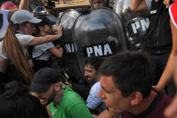 Buenos Aires, Argentina.- En las fotos tomadas el 31 de enero del 2024, efectivos de la Gendarmería y de la Policía Federal intervinieron para desalojar a manifestantes de agrupaciones políticas de izquierda y de organizaciones sociales ubicados frente al Congreso Nacional, con el objetivo de liberar la vía pública que habían ocupado como parte de la protesta contra los proyectos impulsados por el Gobierno.