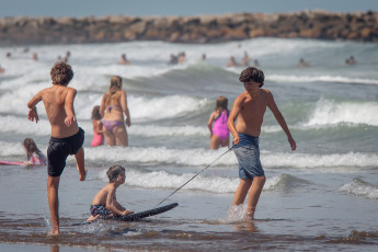 Mar del Plata, Argentina.- In the photos taken on January 2, 2024, tourists enjoy the beaches of Mar del Plata. In 2020, only 3,685,937 people visited the city of Mar del Plata. In 2021, post-pandemic, income rebounded and reached records similar to 2004: 6,644,442 tourists. By 2022, the figure rose to 8,853,245 and set the bar high. The following year, La Feliz broke its own record again: in 2023, it received 9,013,380 people and, in the last three years, it tripled the number of tourists.