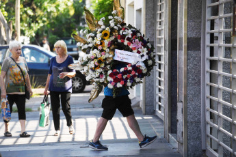 Buenos Aires.- En la foto tomada el 8 de enero de 2024, los restos del hombre de nacionalidad ucraniana que fue asesinado anoche de un balazo por cuatro "motochorros" durante un presunto intento de robo en la localidad de Remedios de Escalada, fueron velados en una casa de sepelios del barrio de Lanús Oeste. El crimen se produjo anoche, poco antes de las 22:00, cuando la víctima, Eugenio Sipatov, se encontraba en la puerta de su vivienda con un amigo. Ambos hombres se encontraban sentados en la vereda, con la espalda contra el frente de una casa, cuando delincuentes a bordo de dos motos lo sorprendieron a punta de pistola, según se advierte en imágenes tomadas por una cámara de seguridad. La persona que acompañaba a Sipatov logró escapar, mientras que la víctima fue abordada por los ladrones y al resistirse le efectuaron un disparo por la espalda, con orificio de salida por e pecho, que a los pocos minutos determinó su muerte.