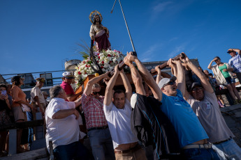 Mar del Plata, Argentina.- En las fotos tomadas el 27 de enero del 2024, la comunidad portuaria de la ciudad de Mar del Plata realizó una nueva edición de la procesión náutica de las tradicionales lanchas amarillas, en la que se homenajeó, como cada año, a los marineros muertos en naufragios, y se bendijeron los frutos de mar, para pedir por una buena pesca para 2024.