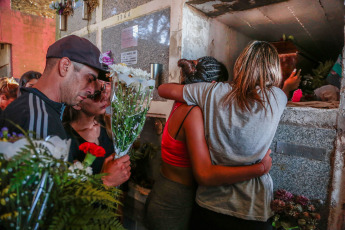 Mar de Ajó, Argentina.- En las fotos tomadas el 2 de enero del 2024, los restos de Tomás Tello Ferreyra, el joven de 18 años asesinado de una puñalada en el pecho la ser atacado por una patota en Santa Teresita, fueron inhumados en el cementerio de Mar de Ajó luego de que el cortejo fúnebre del que participaron centenares de vecinos y amigos de la víctima se trasladó desde la casa de sepelios y se detuvo frente al domicilio de la víctima.