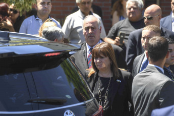 Buenos Aires, Argentina.- En las fotos tomadas el 23 de enero del 2024, la Ministra de Seguridad, Patricia Bullrich (centro), asiste al velatorio de Umma Aguilera, la niña de 9 años e hija de un custodio de la ministra, que fue asesinada este lunes de un balazo en la cabeza por delincuentes durante un intento de robo en el partido de Lomas de Zamora.