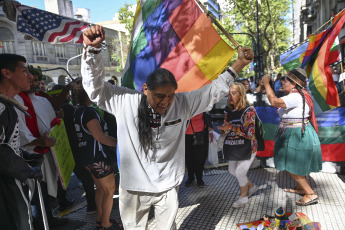 Buenos Aires, Argentina.- En las fotos tomadas el 24 de enero del 2024, representantes de Pueblos Originarios, realizaron una ceremonia en apoyo a la primer huelga nacional con movilización convocada por la CGT, ambas CTA (de los Trabajadores y Autónoma), los trabajadores de la economía popular (UTEP), los movimientos sociales y las multisectoriales en rechazo de las medidas económicas del Gobierno.