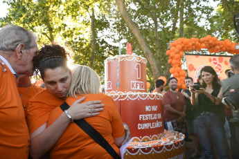 Buenos Aires, Argentina.- En las fotos tomadas el 17 de enero del 2024, familiares y allegados en Argentina de Kfir Bibas, el más pequeño de los secuestrados durante el ataque de Hamás a Israel el 7 de octubre, celebraron su primer cumpleaños “no feliz” con globos naranjas, en alusión a su cabello pelirrojo, y pidieron por su liberación.