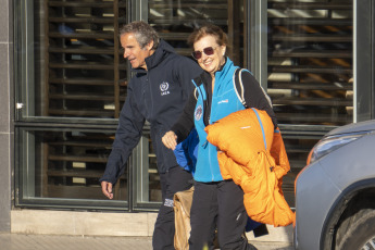 Rīo Gallegos.- En la foto tomada el 6 de enero de 2024, Rafael Grossi y Diana Mondino. El Presidente Javiel Milei inicia su viaje hacia la Antártida, al salir del hotel saludo a la gente que lo esperaba. La Ministra de Relaciones Exteriores Diana Monidno junto a Rafael Grossi, el director del Organismo Internacional de Energía Atómica (OIEA), acompañaron al presdiente en los saludos.