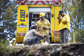 Río Negro, Argentina.- En la foto tomada el 23 de enero de 2024, el Servicio de Prevención y Lucha contra Incendios Forestales (SPLIF) de la localidad rionegrina de El Bolsón realizó advertencias y recomendaciones a turistas y pobladores acerca de las altas temperaturas que azotan a la zona y el peligro de posibles incendios provocados por las mismas.