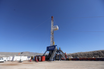 Mendoza, Argentina.- Photos taken on January 29, 2024 show the drilling of the SR.x-1001 exploratory well of the Argentine energy group Aconcagua Energía (AE). The AE announced an agreement with the company Impulsa Mendoza SA to incorporate a new oil tower. Its operation is planned for the third quarter of this year in the Cuyana Basin, with an initial investment of 3.1 million dollars. The equipment could be used in Vaca Muerta, since it meets the necessary conditions, the firm indicated.